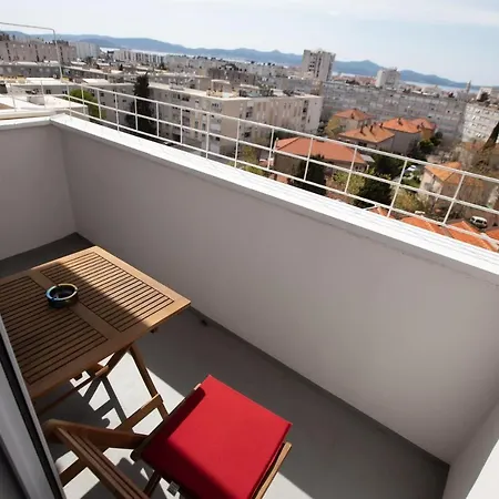 Ines With Balcony And View Apartament